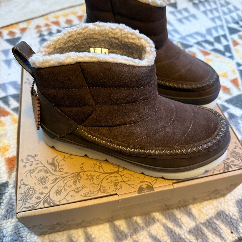 Manitobah Canada Cozy Brown Boots
